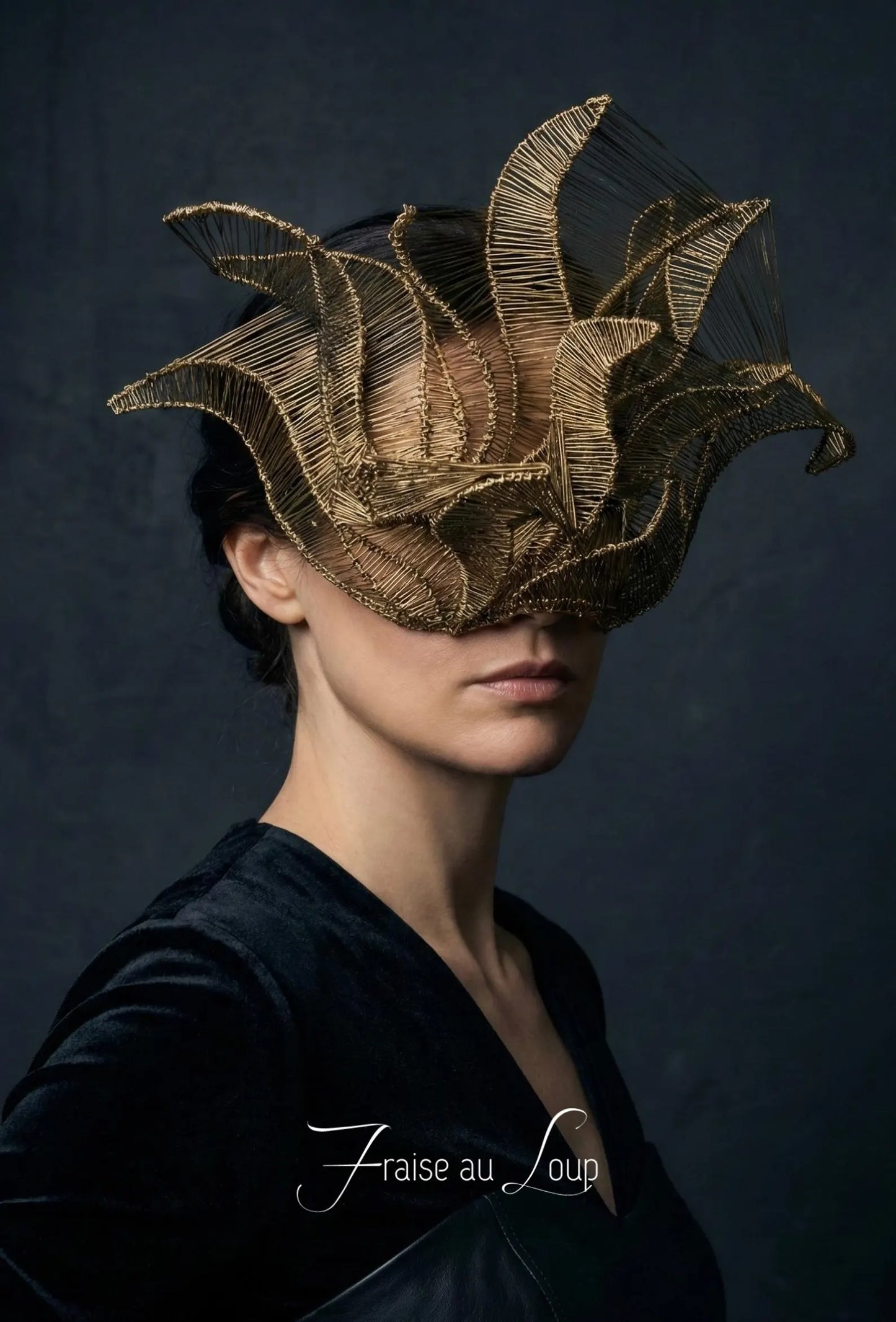 Masque d'Avant-Garde en Fil d'Or - Pièce Unique Haute Couture pour Éditorial, Performance et Bal — Art à Porter Architectural - Pièce unique