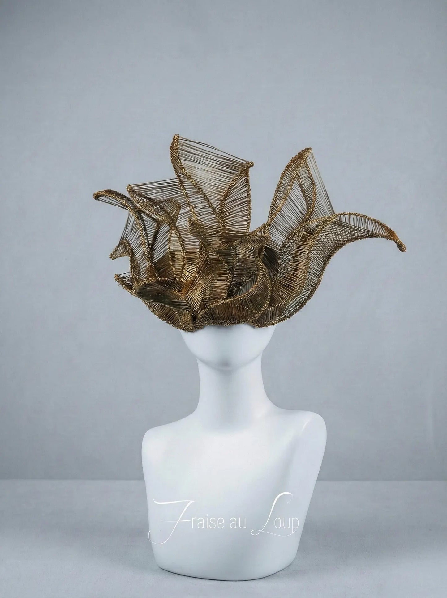 Masque d'Avant-Garde en Fil d'Or - Pièce Unique Haute Couture pour Éditorial, Performance et Bal — Art à Porter Architectural - Pièce unique