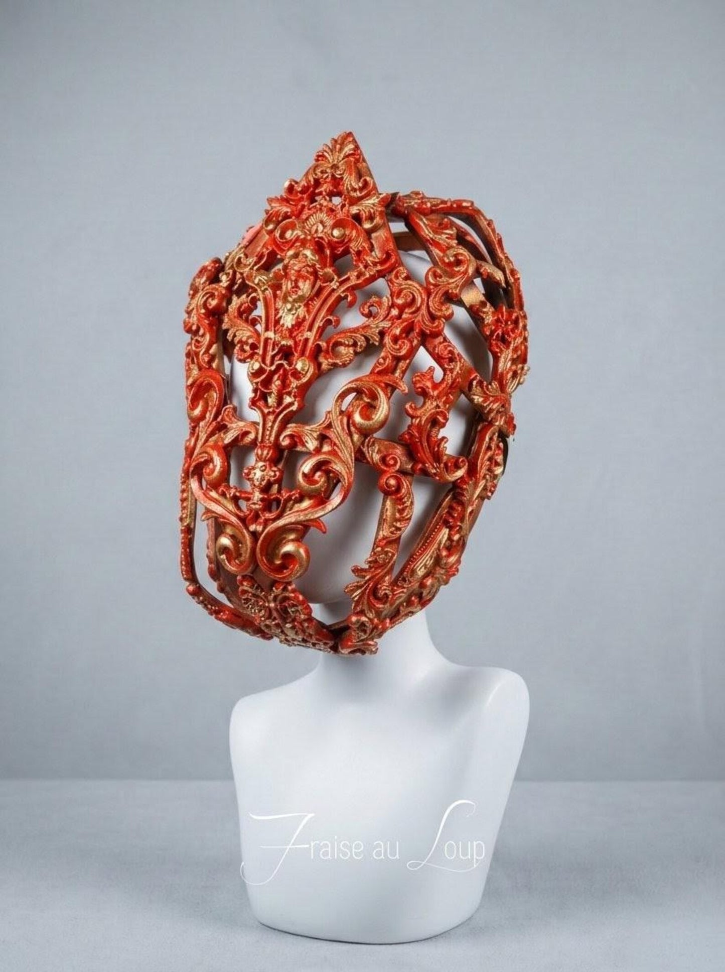 Masque de Costume Baroque Rouge - Coiffe Sculpturale Filigrane Or - Accessoire Haute Couture pour Cosplay, Théâtre et Événements