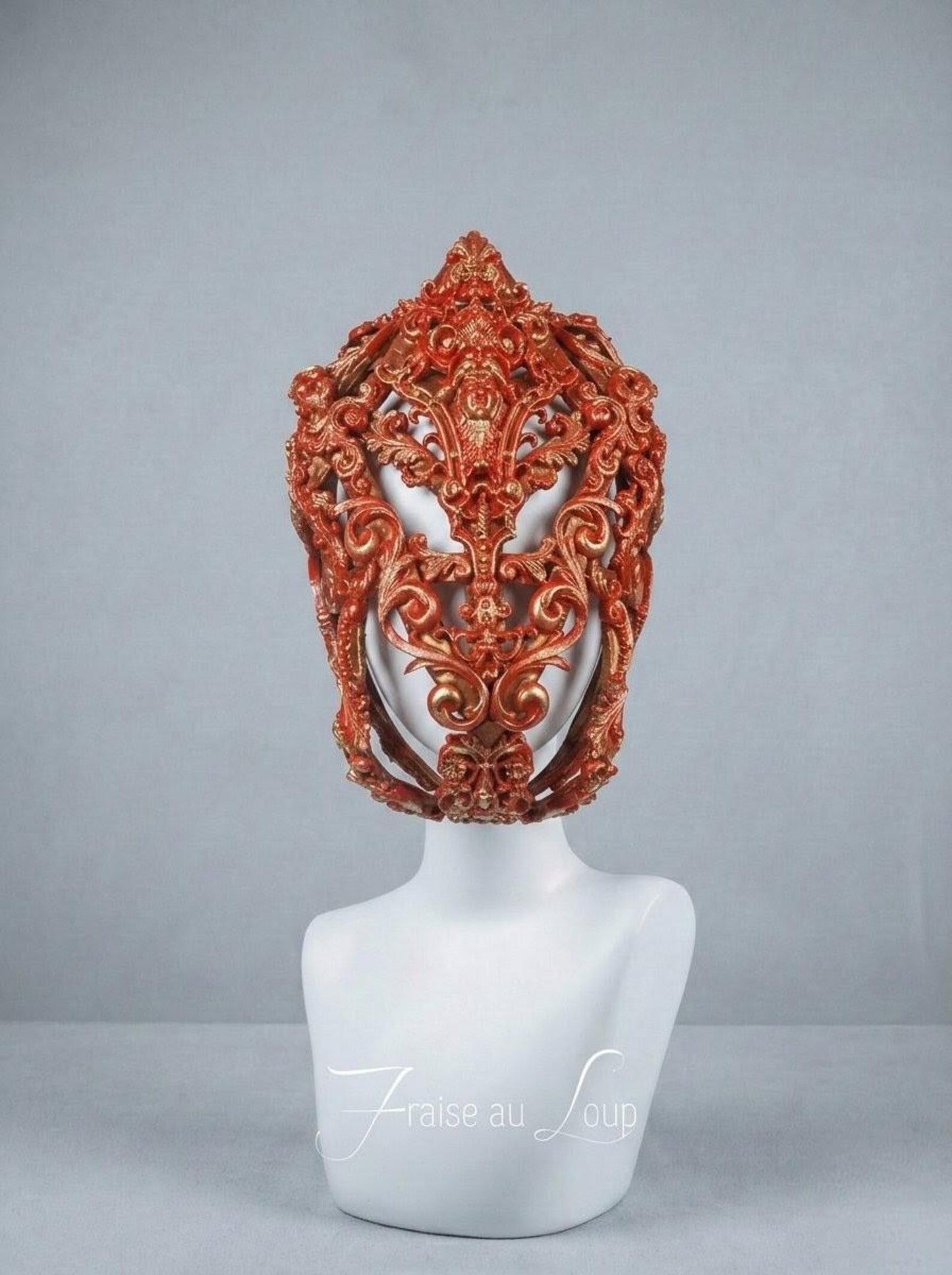 Masque de Costume Baroque Rouge - Coiffe Sculpturale Filigrane Or - Accessoire Haute Couture pour Cosplay, Théâtre et Événements