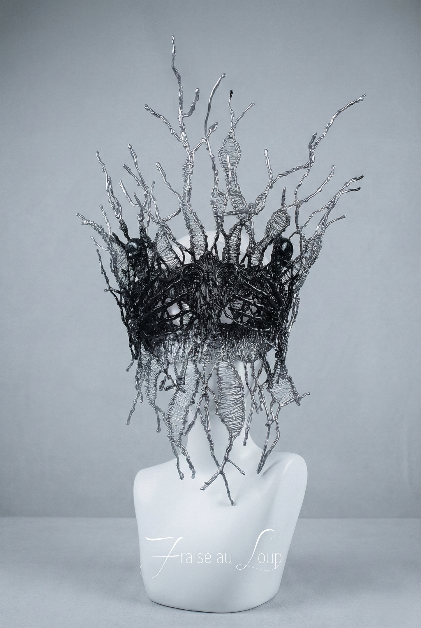 Masque Sculptural "Racines de Givre" Noir & Argent - Coiffe Organique Avant-Garde - Accessoire de Mode Éditoriale & Dark Fantasy