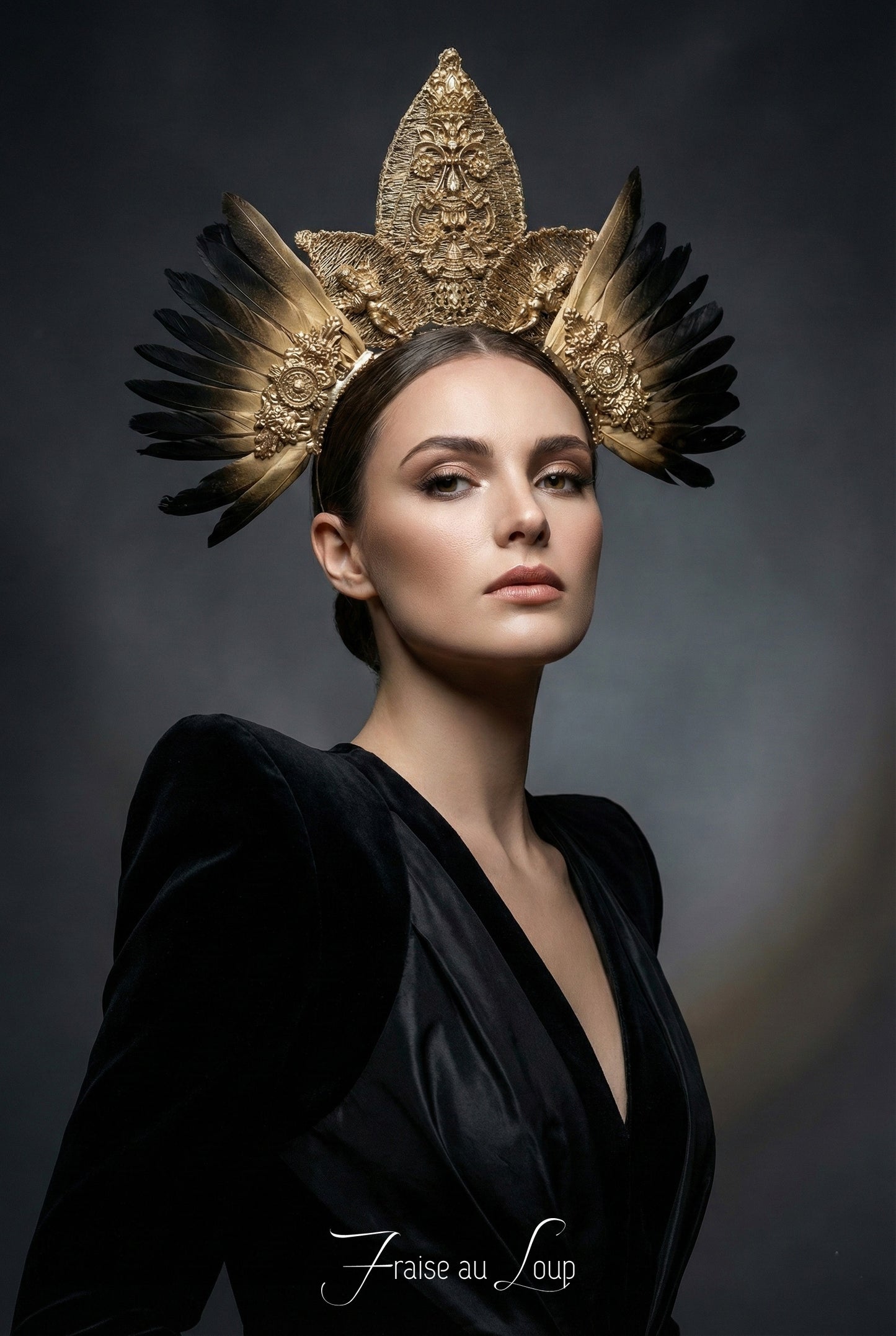 Coiffe couronne Céleste, plumes et moulures dorées