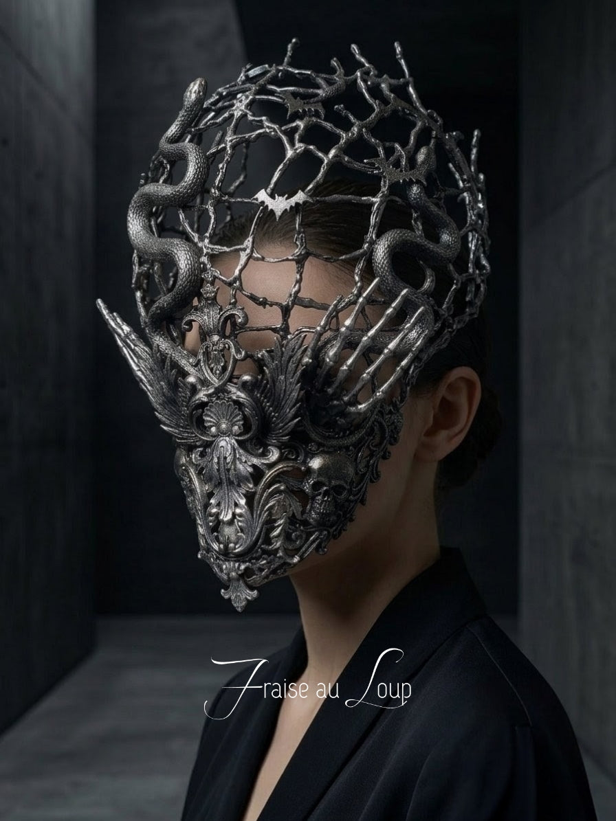 Masque Cage Gothique Sombre Argenté | Coiffe Sculpturale Serpents, Chauves-Souris et Crânes Fait Main | Masque Intégral Baroque Dark Fantasy
