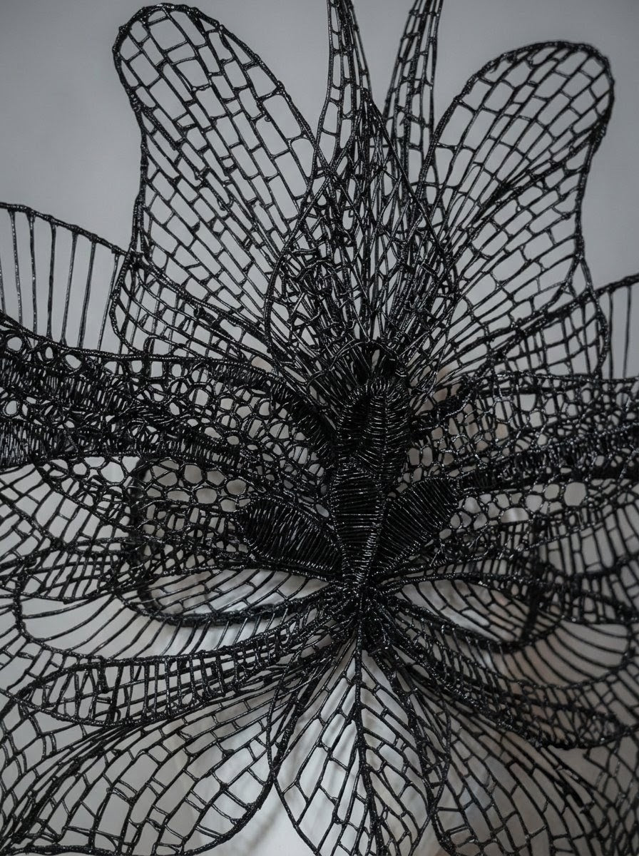 Masque Papillon Noir Dentelle 3D | Coiffe Ailes d'Insecte Filigrane | Masque Avant-Garde Dark Fantasy | Pièce Unique Wearable Art