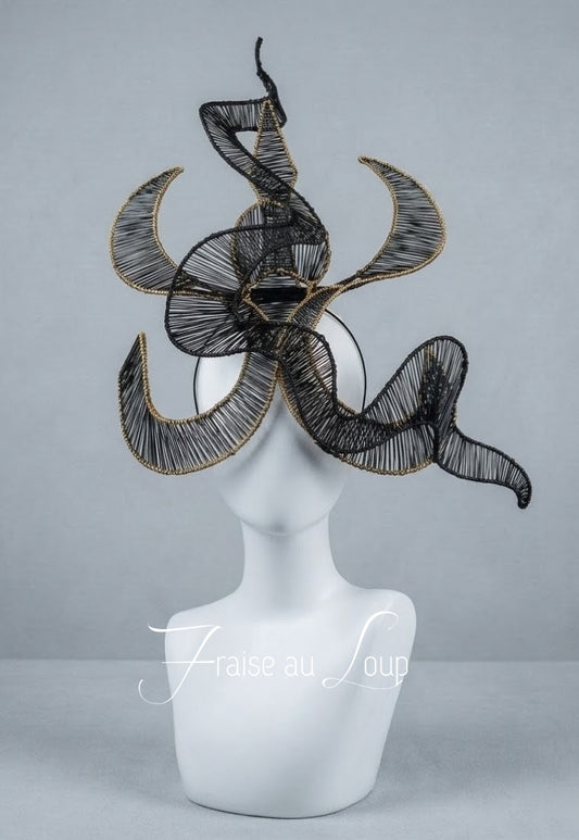 Coiffe Sculpturale Avant-Garde Noire et Or - Couronne Abstraite Unisexe - Fascinator Graphique Haute Couture, Accessoire Festival, Fait Main